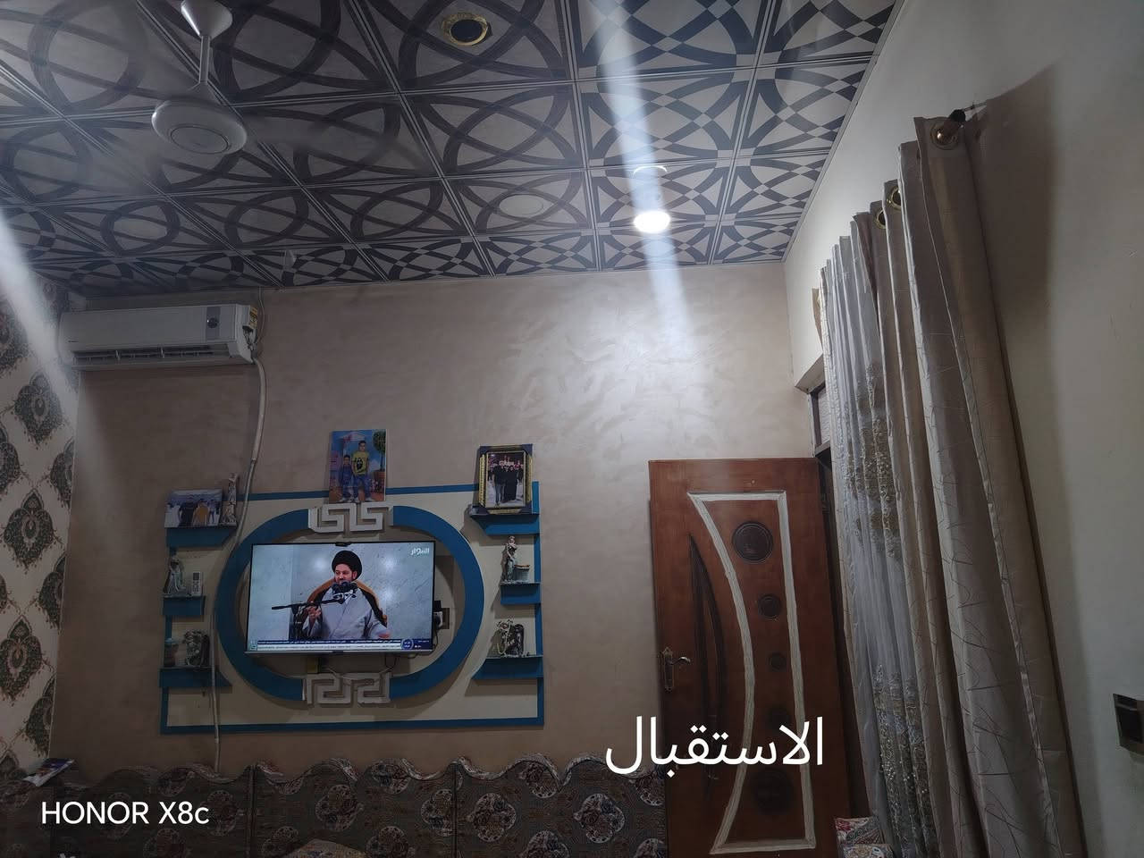 السلام عليكم بيت للبيع في الصالحيه شارع القائد قرب ديوان عباده بيت خلفي مساحته 100م بناء حديث كونكريت مسلح يحتوي على غرفة واحدة واستقبال ومطبخ ومنور وصحيات وهول للاستفسار الاتصال على الرقم ***********. السعر 130 وبيه مجال
