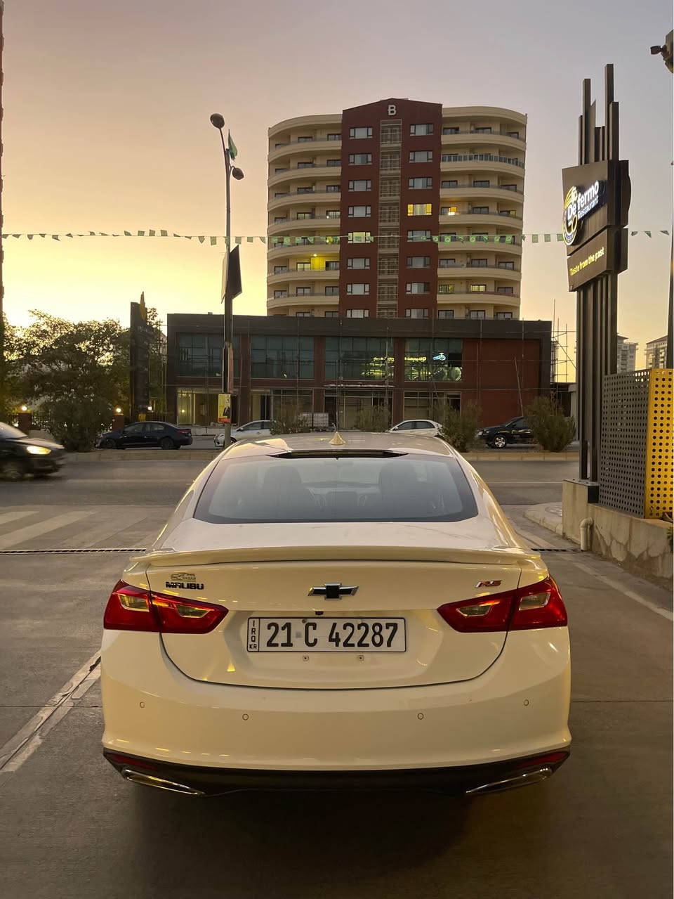 شۆفرلیت مالیبۆ ٢٠٢٢مواسەفات rs نموونە لە جووانی ٣٠ مایل رۆشتوە  بەسمە شەخال رادار خەتی جادە زۆر مواسەفاتی تر  رەقەم شاسی دانراوە بەس بۆنیدی بۆیاخە  ناوگردنی نیە . 
نرخی ١٣٥  گەڵاو مەجاڵ 
ژمارە مۆبایل  *********** السليمانية, العراق
