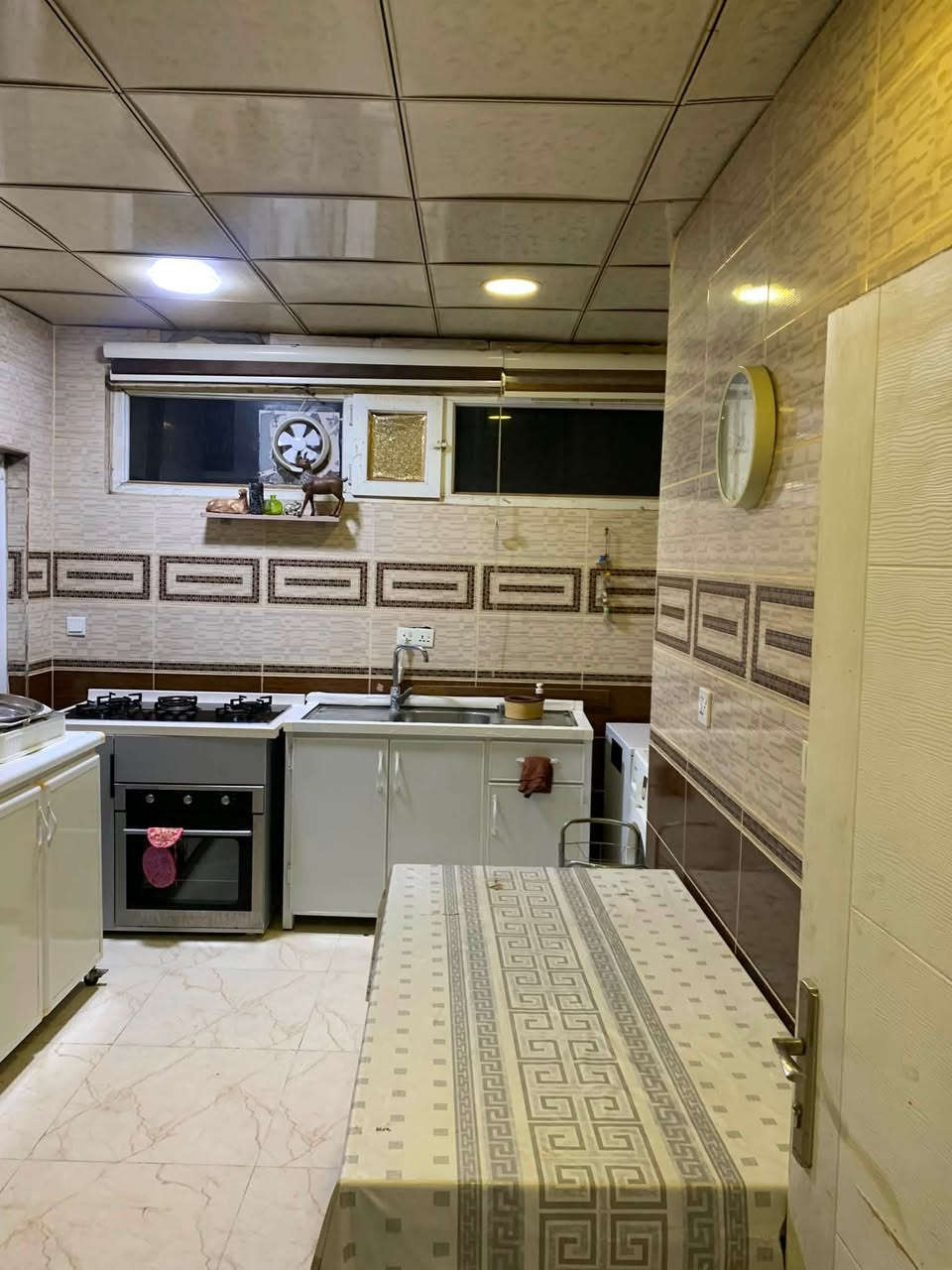 🏠 شقة "سوبر ديلوكس" للإيجار في مجمع كامراني – سكن النخبة!
هل تبحث عن الفخامة والراحة في موقع استراتيجي؟
نقدم لكم شقة بتصميم VIP ومساحة واسعة (136 متر مربع)، مأثثة بالكامل بأرقى التجهيزات (سوبر ديلوكس)، جاهزة لتكون منزلك المثالي.
لماذا هذه الشقة هي خيارك الأفضل؟
 تأثيث فخم: ديكورات حديثة، أثاث سوبر ديلوكس، وتجهيزات متكاملة لكل ما تحتاجه للسكن الراقي.
 موقع مثالي: على الشارع الخدمي مباشرة، مقابيل الـ 120، في مجمع كامراني الراقي.
 مساحة رحبة: توزيع ذكي ومساحة 136 متر تمنحك شعوراً بالراحة والوسع.
لا تفوت الفرصة، للاستفسار والحجز يرجى الاتصال على:
📞 ***********
