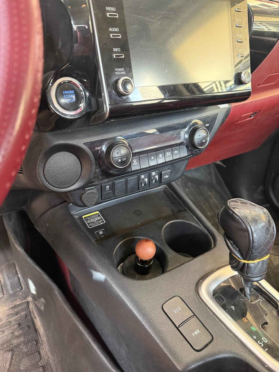 ساز 24 مكفوله عد طخه بسيطه باب الخلفي موجود بلصور ماشيه 45 تخم اطارات جديد اصلي بسمي بغداد السعر 290$ وبيه مجال 
***********
