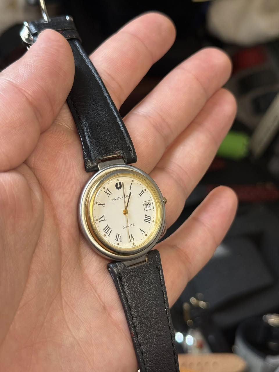 سلام علیکم. 
ساعە جارلس  جوردن فرنسيه  اصلی للبیع. مكینه باتری 7 احجار. ارقام رومانی. منفذ یومی. ستنلس ستیل. قطر33ونص مع زمبلک. نضیف و شغال مضبوط. ساعه بتصامیم سویسریه رائعه مثل دنهیل. سعر 60 الف.


**إذا كنت صاحب هذا الإعلان وتريد حذفه لأي سبب، رجاءا أرسل رسالة إلى الدعم الفني**