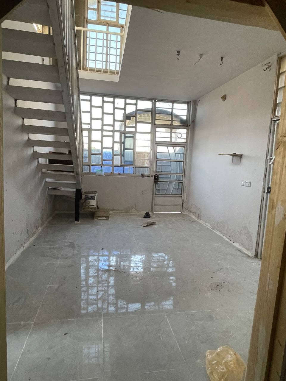 🏠✨ للإيجار – بيت  130م ✨🏠

📍 المواصفات:
🛋️ استقبال مرتب
🏢 صالة 
🛏️ غرفة نوم
🚿 مجموعة صحيات متكاملة
🍽️ مطبخ جاهز
🌤️ 
💼 

الموقع:  حي الحضارة

📞 للاستفسار: ***********
