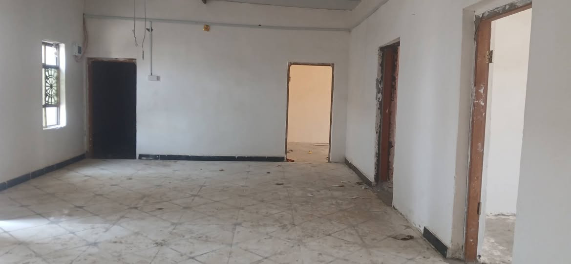 سلام عليكم دونم وبي بيت جبير البيت يتكون من 4 غرف وصاله المطبخ خارجي ديوان طول 13 عوزه لباخ بقيت دونم فارغه بي كهرباء خاصه لك  العنوان شارع الملوه اليربط بين سفوان ولخور حسينيه نواشي يبعد عن شارع تقريب 150 متر للستفسار ***********
