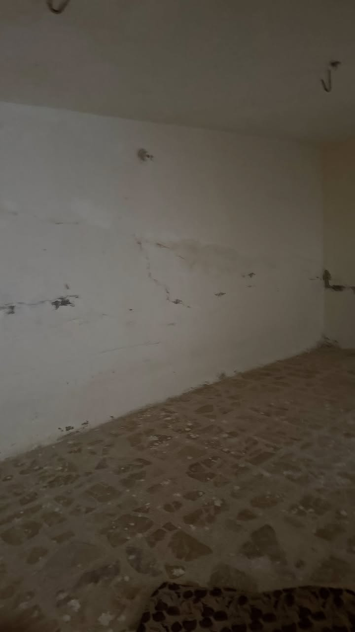 السلام عليكم بيت للبيع طابو صرف
مساحة البيت 200متر واجهه ١٠ونزال٢٠

البيت يحوي على شقه خارجيه ومحلات عدد٢

يحتوي من الدراخل على عرف عدد٤

الموقع تجاري على الشارع العام حي العسكري مقابيل المركز

الاستفسار اتصل على الرقم ***********
