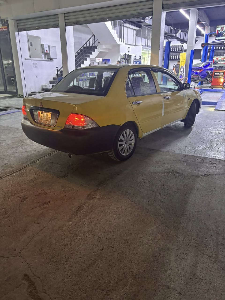 السلام عليكم ،مسيوبيشي لانسر ٢٠٠٩
محرك ٢٠٠٠
بيها منظومة غاز 
شاشة 
تخم تايرات ، دوشمة جلد .
لايتات زنون
مسوي عليها إدامة 
كفالة كير و محرك 
رقم بغداد تحويل مباشر 
السعر 65 ورقة 
المكان بغداد الدورة / للاستفسار 
***********
