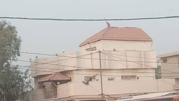 بيت للبيع تجاري 100 متر السعر 100 مليون طابقين 4 غرف نوم واستقبال وصاله ومطبخ وصحيات بناء طابوق صب مسلح سند 25 إقرار محكمه الشراء من صاحب الأرض مباشرتا العنوان حي الإمامين مقابل حي العباس عمود 17 والطريق الثاني شارع بشرى عاشور البويبات عمود 20 والطريق الثالث شارع الودي مباشرتا على البزل تجاري ركن على فرعين والبزل عن قريب يتغلف للاتصال ***********
