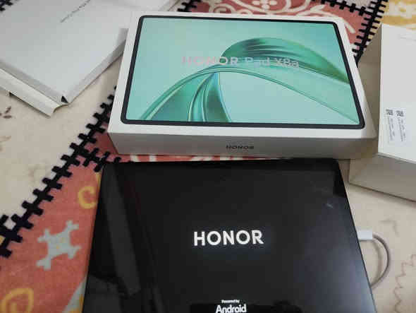 سلام عليكم ورحمه الله وبركاته❤
ايباد HONOR pad x8a 
بطاريته 8300 ملي انبير 
والشاحنه تايبسي 
بطاريته128 كيكا بايت 
يشغل 60فريم 
شاشته تكون 11 ايش 
نحافته تكون من 7فاصله25
وزنه 475غرام 
ويجي ب 4 سماعت 
ويجي ويا الشاحنه الخاضه و كفر حمايه 
مستخدم صايرله شهر شتريته جديد  
لتواصل 👈 ***********
