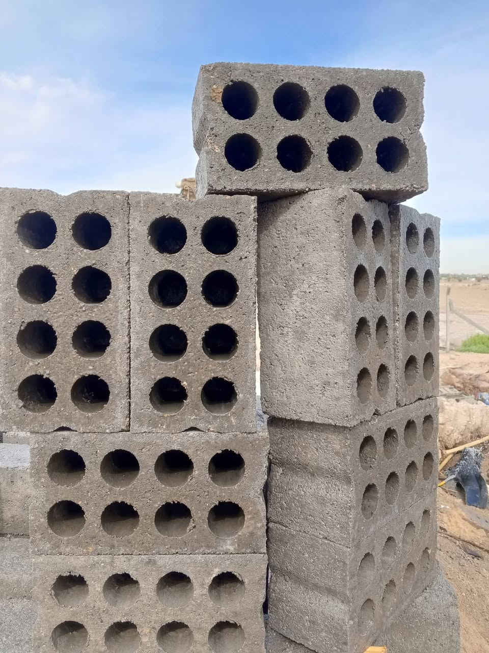 السلام عليكم بلوك بناء الطول 34 العرض 18 سعرالالف واصل لجميع انحاء محافظة بابل 650 للاستفسار الاتصال ***********
