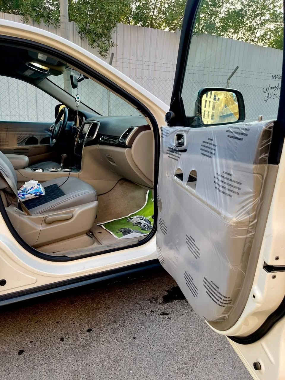 السلام عليكم
جيب 2011 وارد امريكي كلين تاتل 
مواصفات بصمه 
شاشه جبيره قلاب 
مري كهرباء 
كامره خلفي 
حساسات 
منضومه زنون اصليه 
تحكمات ستيرن 
مثبت سرعه 
محرك 3600 سته سندر جديد 
كير جديد 
تخم تاير جديد 
ويل 20 جديد 
تبريد قطعتين ثلج 
صدر امامي وخلفي جديد 
كشنات جلد بلادي وبيه تغليف 
كشنات كهرباء 
سياره جديده ماشيه 160 ميل حقيقي 
ملاحظة سيارة بدون حادث فقط نص قطعه صبغ اثر شخط باب عكس سايق وبيه سونار جديد 
رقم بغداد دوالي جديد هزه جديده شرط تحويل 
لبيع سعرها 170  وبيه مجال بصيط  
استفسار اتصال ***********
مكان سيارة بغداد
