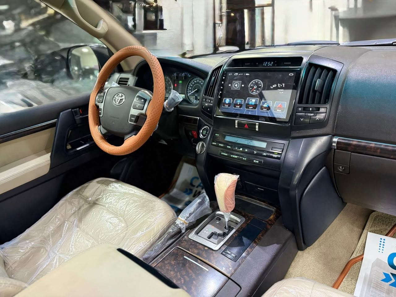 لاندكروز موديل: 2009
فول مواصفات 1/1 
6 سلندر
مكان السياره النجف الاشرف 
رقم الهاتف :***********
