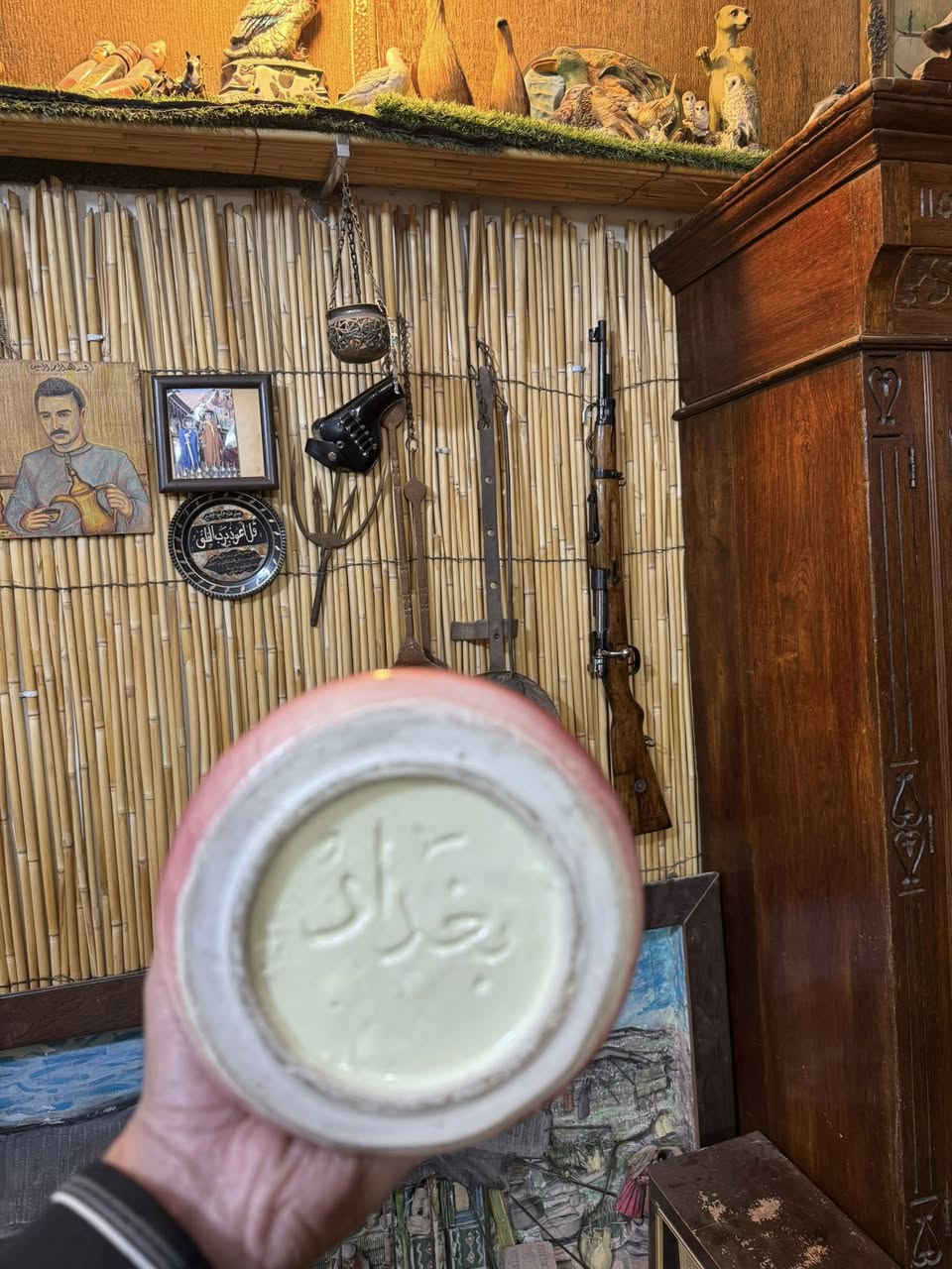 مشربه قديمه جدا من الفخار القديم مختومه بغداد ارتفاع ٢٩ سم 
وابويق تحفه التحف وزن ثقيل ارتفاع  ١٦سم 
***********
