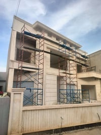 سقالات للإيجار • دوسات للإيجار • دمبر للرفع