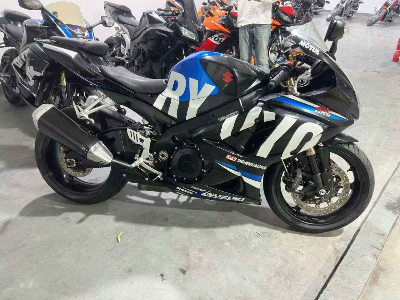 1000cc
ووششششش نام 
***********
