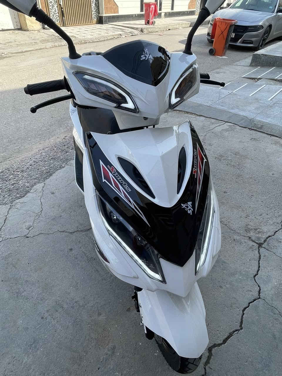 سلام عليكم
دراجه نوع سكنس FX صيني الجيل الجديد 
مواصفاتها
بريكات الخلفي بنز والامامي دسك
اضائتها الاماميه عدسات وبيها اضائه نهاريه
شلعتها قويه 
بيها بصمه وتشغيل عن بعد. 
2 دبلات خلفيه

الدراجه مداريها على ايدي وجديده كل 3 اسابيع ابدل دهن وصار 4 شهور من اخذتها ممشاها قليل استعمالي الها محدود دراجه جديده وحديثه اخذتها زيرو 
سعرها 1.100 مليون وميه وبيها مجال بسيط للشراي مكاني البصره
رقم. ***********.
