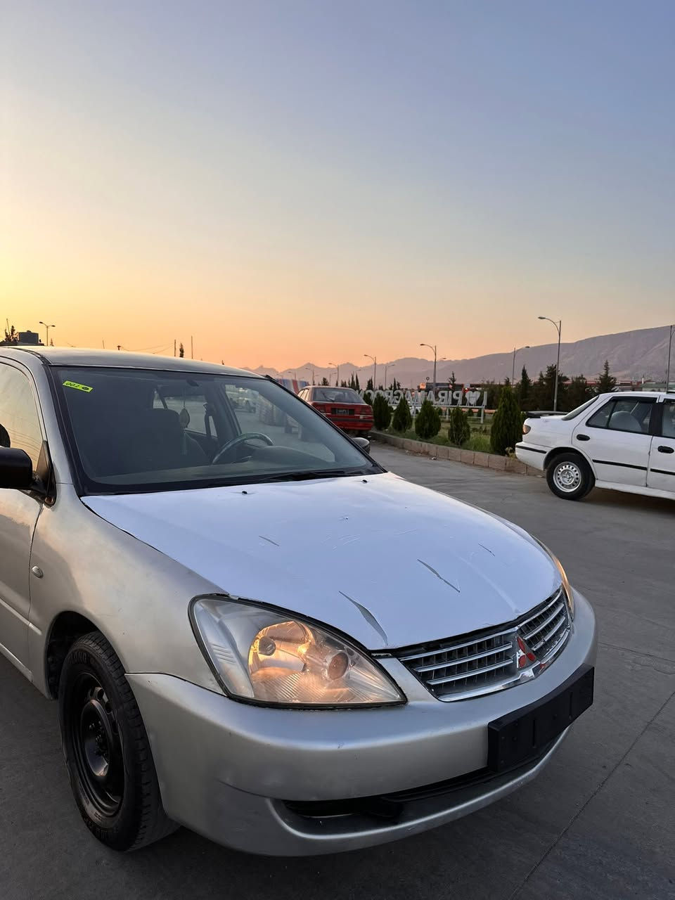 لانسەر 2008   ئۆتۆماتیک  38 گەلا
لیزەری دوبەی
گێڕ تۆماتیک
مەکینە گەورە مەرخوب
بانزین زۆر زۆر کەم ئەخوات 
سەیارەکە هەیکەلی زۆر جوانە زۆر ڕێکو پێکە
زۆر مێمەسرەفە 
تازە پێشو دوای دا گیراوە
سەیارەکە سەیارەی مالە 
گێڕو مەکینە و تەقەو رەقە هەمو گیانی بەشەرت 
نانیشان: پیرەمەگرون
ژم:***********
نرخ:38 گەلا
