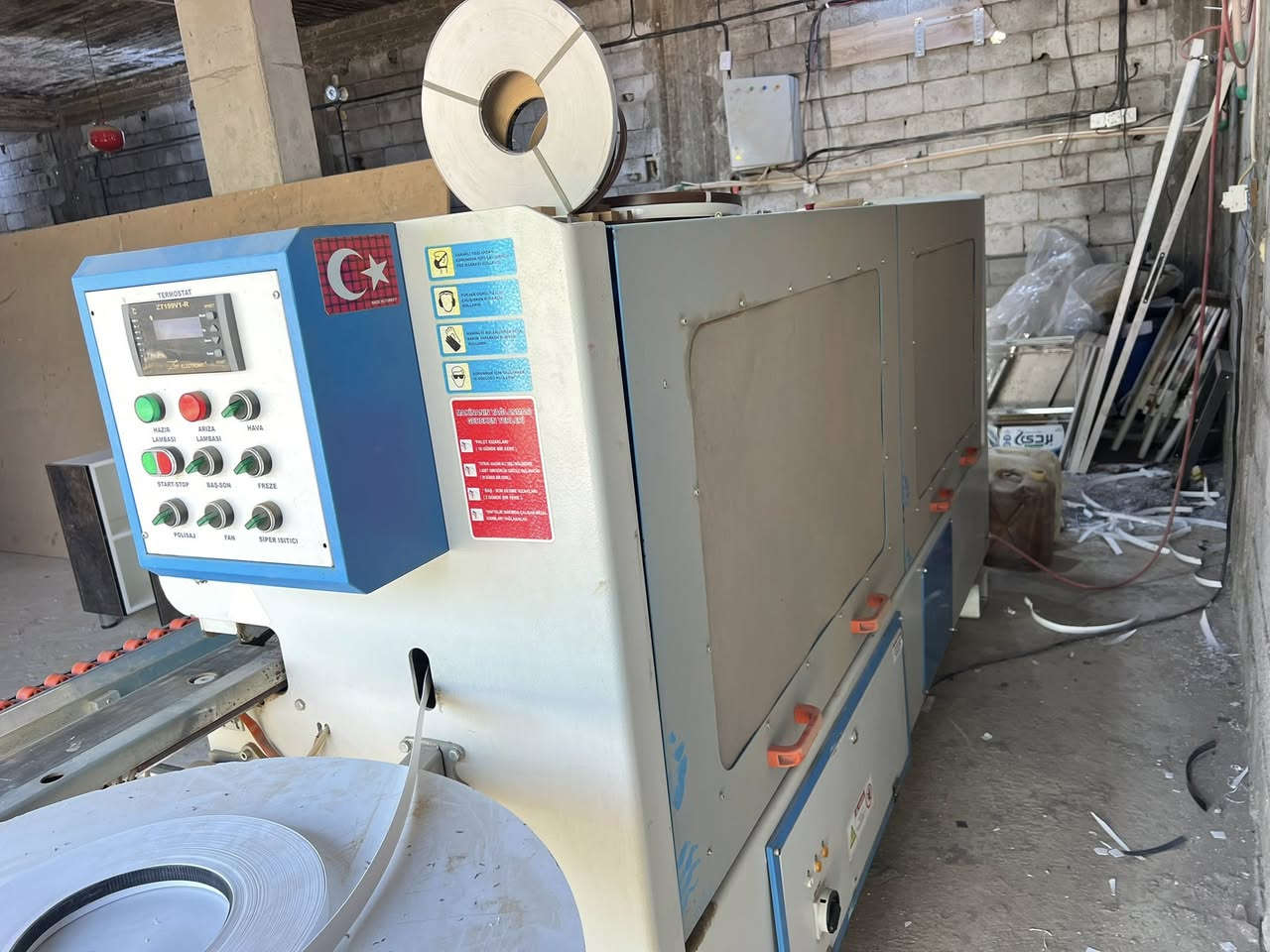 السلام عليكم معمل NDF للبيع نضيف جداً استعمال تركيا وقليل جداً مشتغل بالعراق ماكنه شريطيه وكتر مزراك وساحبه وكمبريسر هواء9حجم 500 لتر 3فيز المكان بغداد *********** السعر. 16 مليون وقابل للتفاوض
