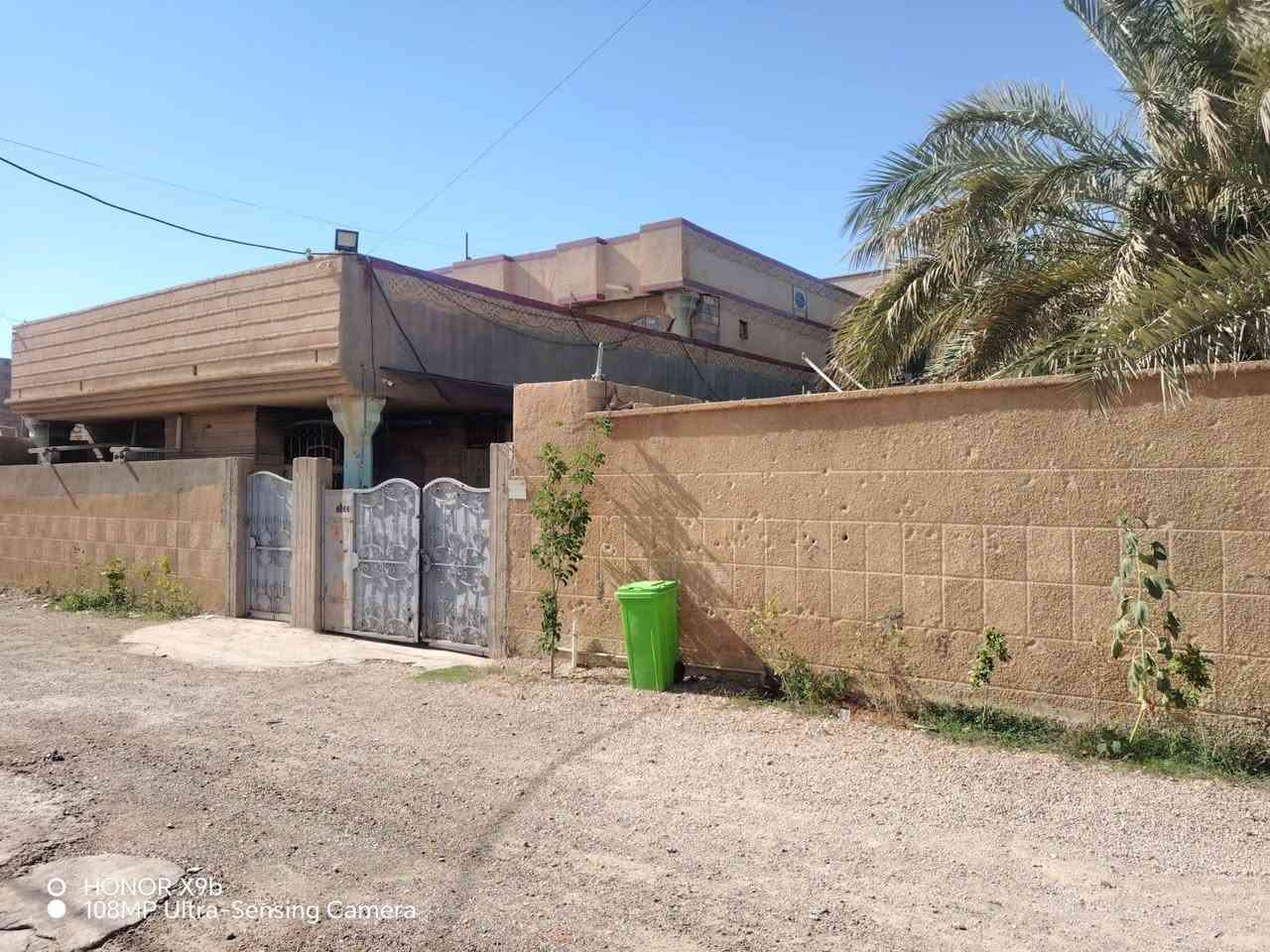 مكلف بالنشر بيت مساحه 420 متر قطعتين كل قطعة سند منفصل عن الآخر طابو صرف
التفاصيل🌼
الطابق الأول
 غرفه نوم وصالة وهول وديوانيه ومطبخ ومجمع صحيات خارج وداخل
الطابق الثاني 
غرفتين نوم وغرفه خزن كبيره تنفع تكون دريسنك رووم 
وبيتونه وصطحين 
العنوان هيت حي البكر الشرقي قرب مدرسة القاهره 
تفاصيل أكثر الاتصال على الرقم
‏‪***********‬‏ 
سعر البيت 85مليون مع الحديقه 
يرهم البيت فقط بيع سعر يختلف 
ويرهم الحديقه فقط بيع 
مساحة الحديقه 210متر
