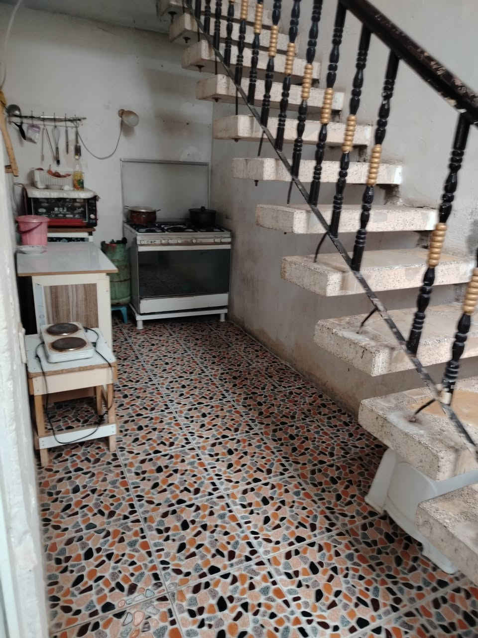 بيت للبيع م 160  منطقه علي مراد قرب صوره ايمام علي
البيت قاطين
قاط اول غرفه +استقبال +هول مطبخ حار وبارد
قاط ثاني كثلاك غرفه +هول واستقبال ومطبخ وصحيات
درج داخلي وخارجي
سعره 43
 قابل للمراوسه قاط وحد فقط
***********
