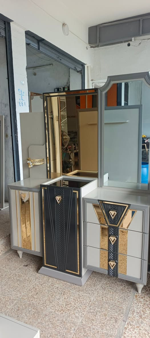 من معرض فهودي الدليمي غرفه تركي ماركة تتكون من 11 قطع تخت مخزن صبغ حراري النضافه 100%100 معا الشد والنقل مجاني العنوان موصل سايدين القادسية الثانية قرب جامع علي بن أبي طالب معرض فهودي الدليمي للستفسار موبايل *********** اسيا ***********
