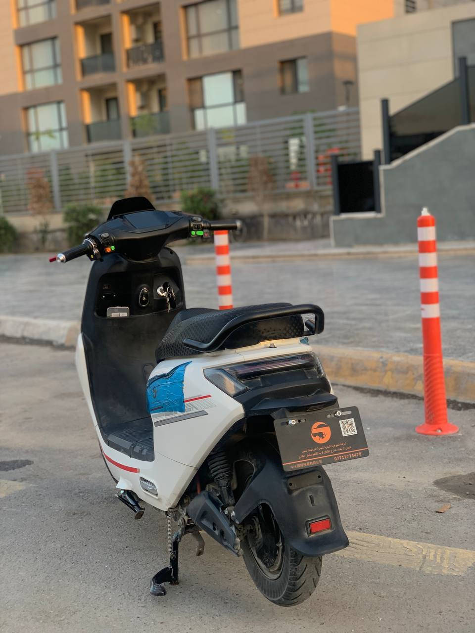 للبيع دراجة كهربائية شحن 
استخدام بسيط جداً 
بطارية: 72V ليثيوم
ملف :2000
المسافة: فل شحن يمشيك تقريباً 70 كم
شاشة ديجيتال لمتابعة السرعة والبطارية
فرامل ديسك أمامي وخلفي
إنارة LED + إشارات
نظام R البك
مكان كرسي واسع لشخصين
وبيها هواي مواصفات بعد 
الموقع: بغداد
السعر: 850 الف 
للتواصل: ***********
