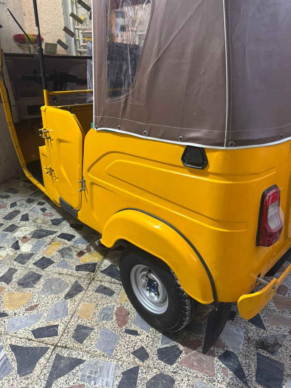 السلام عليك تكتك 22كفاله كشر ومكينه حتى زنجيل ما مفتوح بيها حتى البلك مال الشركه بيها تكتك الف متذب عليها رقم بغداد انكليزي لوحات انكليزيه كفاله السعر ٩ ونص وبيها مجال قليل ***********
