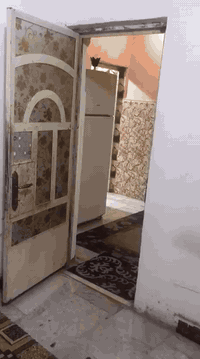 السلام عليكم
دار للبيع في القرنه السوق شارع الشهيد وسام 
البيت طابو صرف
مساحته ٣٠٠ م  مع  ( الفضله ٦٠ م حديقة )
تفاصيل البيت 
متكون من دار كبير طابق ارضي
٢غرفة مع هول كبير و هول صغير مع مطبخ و حمام و استقبال
ومع مشتمل٧٠متر معزول طابقين 
الطابق الأرضي غرفتين و هول و مطبخ صغير و حمام وموزع صغير
والطابق الثاني بي غرفتين و حمام و سطح وموزع
و فوق الدار الكبير فوق شقق اثنين 
معزولات مع درج خارجي متكونات الشقق 
من غرفتين وهول و حمام و مطبخ و كل شقة طارمة فوق معزولة .
علماً إن البيت والبيت الصغير المشتمل بناء طابوق ماعدا الشقتين م̷ـــِْن الثرمستون .
السعر (500 مليون ) بيه مجال قليل .
***********
***********
