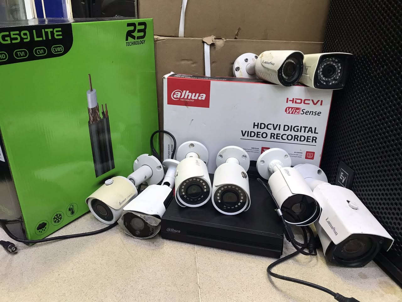 سيستم كاميرات مراقبه C8 مع جهاز وهارد وكيبل امتار اصلي تعال وشد توصيل موجود *********** نوع داهوا الاصلي وبدقه 4 ميكا بيكسل و 2 ميكا بيكسل
