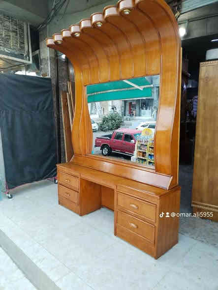 ميز تواليت صاج بورمي شغل قديم نظافة كما هو موضح في الصور ١٥٠ مع كرسي زان عرض ١٧٠ سم وارتفاع ٢٣٠سم *********** ***********
