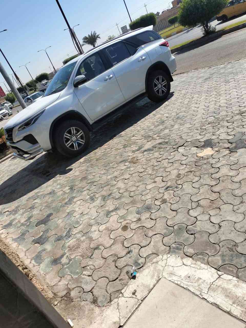 السلام عليكم
تويوتا فورتشنر 2023 خليجي رقم اربيل 
السيارة مكفولة كفالة عامة 
مواصفات عادية بدون بصمة 
حساسات 
كاميرا 
تبريد 3 قطع 
محرك 4 سلندر المرغوب 
عليها درعين امامي خلفي 
للبيع او بمراوس بسعر مقارب 
سعر السيارة 290 ورقة 
للتواصل ***********
