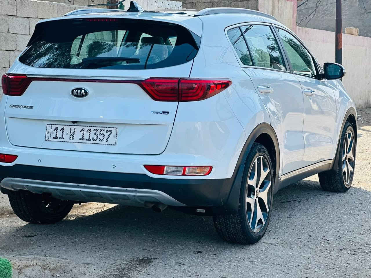 سبورتج 2017 
خليجي جيتي لاين اعلئ فئه
مواصفات فول 
بدون صبغ ولا بارد ماشيه77 k
موصفات اجيتي لاين معروف
جنطه كهرباء  
مري شفط
سايد بريك دكمه.  
كراسي 2 كهرباء.  
شفتات سرعه
حساس امامي خلفي كامره خلفيه
ابواب ترحيب   بصمه تشغيل ابواب بصمه.  شاشه تبريد 
رقم بغداد ومكانه بغداد المحمودية 
سعر 190 وبيه مجال قليل 
شراي ينتصل على راقم لين ماتواجد على نت 
***********
سبير مانازل بد
