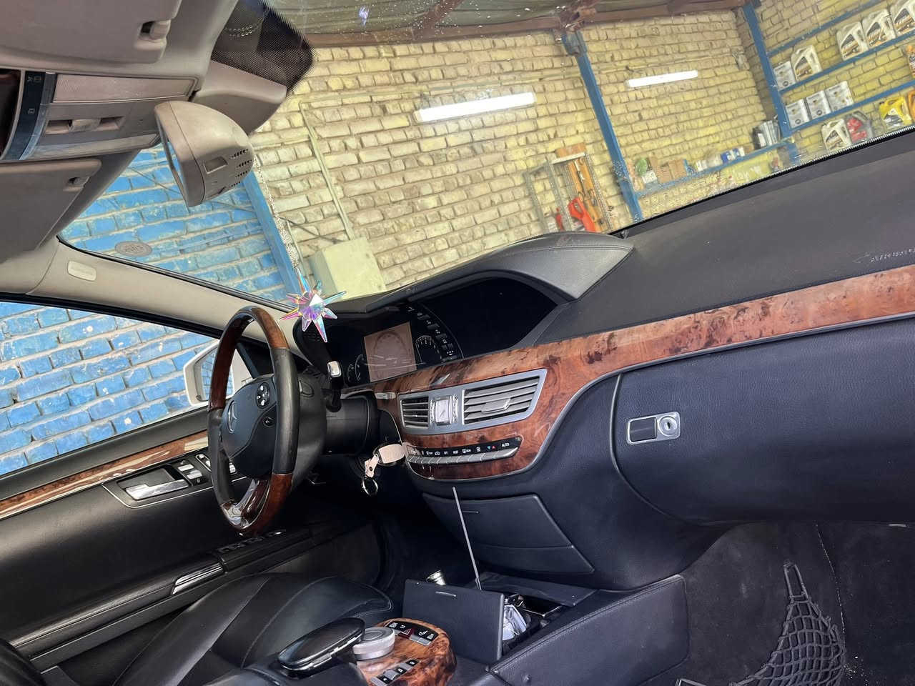 Mercedes s550 2010 مرسيدس اس / باب طويل
للبيع  
عليها كت كامل AMG 2013 
المواصفات فول 1/1 :
- محرك v8 عقل الفوك المرغوب
- فتحة سقف SlideRoof
- ابواب شفط كهرباء
- صندوق كهرباء
- داخل لون اسود و قهوائي مطعم ب صاج
- كشنات جلد + خزن Memory
- كشنات كهرباء امامي / خلفي
 + كاميرا خلفية
-  و تحكم خلفي
- ثلاجة خلفية
- مري شفط / اشارة بالمري
- ماوس تحكم + تحكمات ستيرن
- حساسات اصطفاف امامي / خلفي
- سيدي جينجر 6 اقراص
- سستم صوت HarmanKardon
- ستيرن كهرباء و تدفئة
- تبريد منفصل + قطعتين مع تحكم خلفي
- لايتات داينمك اوتو Dynamic 
- بردات ابواب + برده خلفية
- تچاوي كهرباء امامي + خلفي
بيها استمارة حجز إلكترونية للتسجيل 
السعر ٦٥ ورقه بيها مجال
السيارة كل شي بيها بلادي و كل اوبشناتها شغاله
تايرات جدد شادها 
***********
‎عنواني النجف
