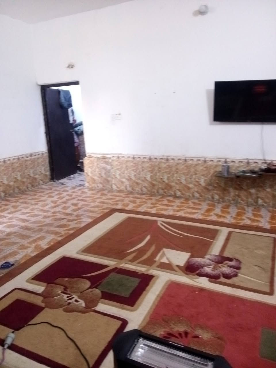 بيت للبيع بمنطقه العگر الشرقي بشارع عميد موسى بناء طابوق مرمم جديد يحتوي على غرفتين  وصاله كبيره واستقبال ومطبخ وصحيات وساحه كراج ب٦٠ وبيه مجال *********** بيه وات ساب
