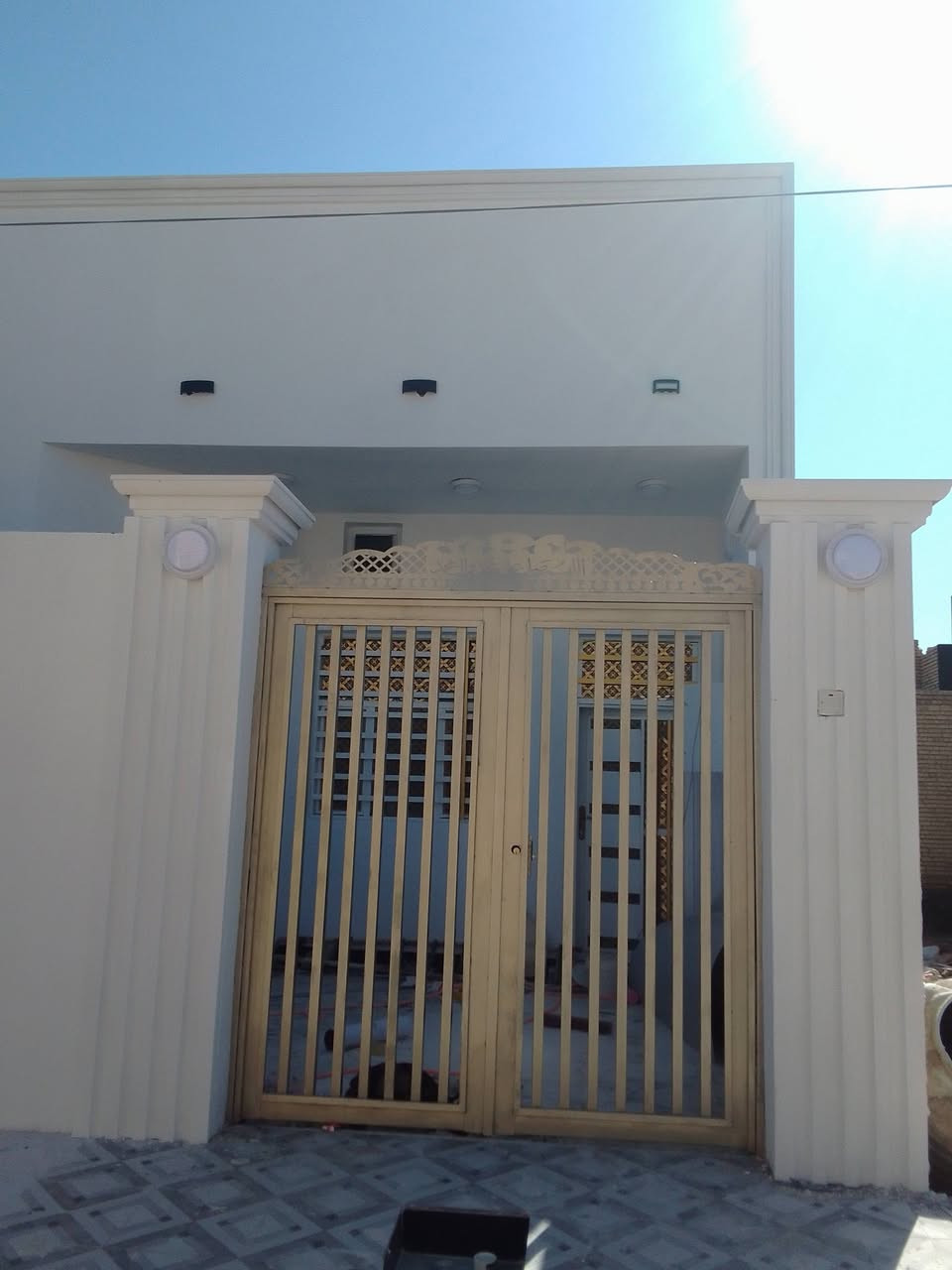 🏠 بيت للبيع - حي الدله
المساحة والسعر:
المساحة: 150 م²
السعر: 65 مليون، وبي مجال قليل
الواجهة: 7.5 م
النزال: 20 م
التقسيم الداخلي:
غرفتين نوم، كل غرفة 6 × 3.5 م
استقبال 6 × 3.5 م
صالة 5 × 5 م
مطبخ 4 × 4 م
بيتونة 4 × 5 م
حمامات عدد 2
*الحالة والموقع:
البيت جديد وغير مسكون
حر وغير محجوز
الموقع: حي الدله
قرب بيت أبو علي حسون ال حجي عبدالعالي
للاستفسار:
***********
