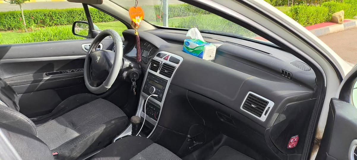 بيجو ٣٠٧
موديل ٢٠٠٦
السعر ٤٢
بيها مجال بسيط 
دوشمه جديده 
كهربائيات جديده 
بيها تنقيص قليل جدا 
بغداد 
***********
