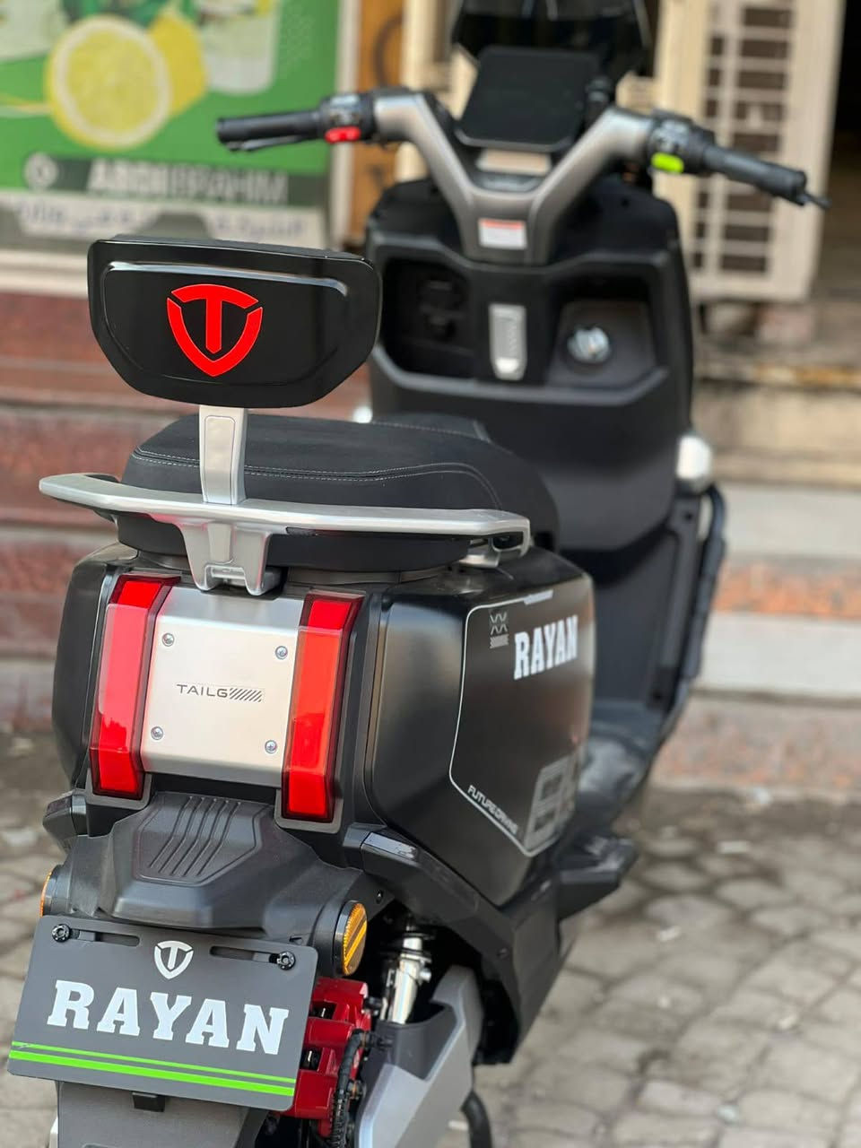 السلام عليكم دراجه ريان الصاعقة مواصفات الدراجه الملف  2000 سبورت عدد البطاريات 6  32امبير 72فولت دراجه كمله عل آخر شي أي نقص مابيه جديده مصار إلهه هويه عندي السرعة  81  حقيقي دبل اشاره السعر مليون و250 و بيه مجال بسيط حك الجيبه مكاني كراده داخل
الاتصال عل رقم***********
