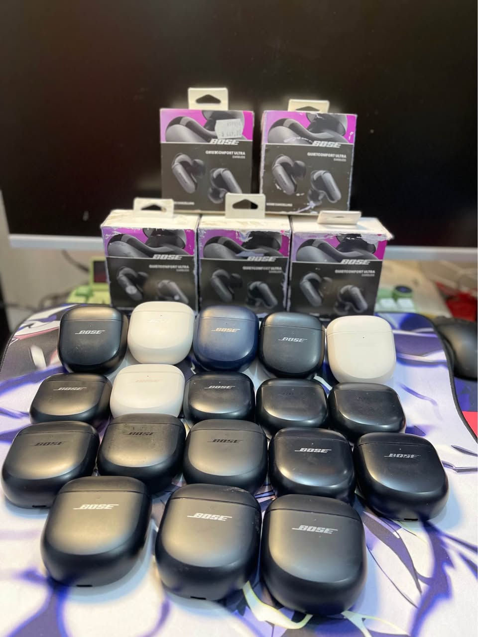 سماعة بوز الترا 
Bose QuietComfort Ultra Earbuds
 مزودة بتقنية إلغاء الضوضاء على مستوى عالمي وصوت مكاني (Immersive Audio). 
الميزات الرئيسية
إلغاء الضوضاء: توفر سماعات الأذن أفضل ميزة إلغاء ضوضاء داخل الأذن من Bose، مع أوضاع استماع متعددة تتكيف تلقائيًا مع البيئة المحيطة بك.
الصوت المكاني: تتميز بتقنية Bose Immersive Audio الرائدة، والتي تهدف إلى إنشاء تجربة صوتية أكثر واقعية وغامرة.
عمر البطارية: توفر ما يصل إلى 6 ساعات من وقت التشغيل بشحنة واحدة (4 ساعات مع تفعيل الصوت المكاني)، وتوفر علبة الشحن 3 شحنات إضافية ليصل الإجمالي إلى 24 ساعة من الاستماع.

ملاحظة 🌺متوفر نسخة العادية ونسخة الترا 🌺

متوفر بكارتون كامل ملحقات 
متوفر بدون كارتون  
كل قطعة وسعرها


**إذا كنت صاحب هذا الإعلان وتريد حذفه لأي سبب، رجاءا أرسل رسالة إلى الدعم الفني**