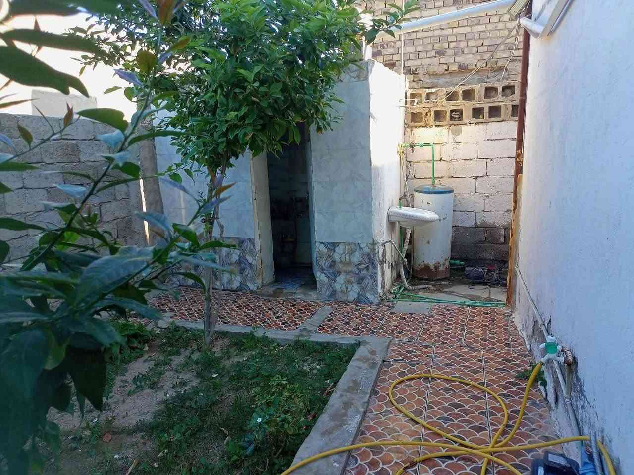 سلام عليكم بيت للبيع عنوانه حي الامين خلف مخازن لعيساوي مساحه 256 م ركن على شارعين يحتوي على غرفتين كبار وصاله ومطبخ وصحيات خارجيه وداخليه طارمه جبيره ستوني مرممه سيراميك جديد هاي  الصوره قديمه 
طابو زراعي مرقم بلطابو سند 25
موجوده كل الخدمات تبليط كهرباء ماء مجاري 
سعره 73 وبي مجال 
***********
عنوان خلف بانزين خانةالشموس
