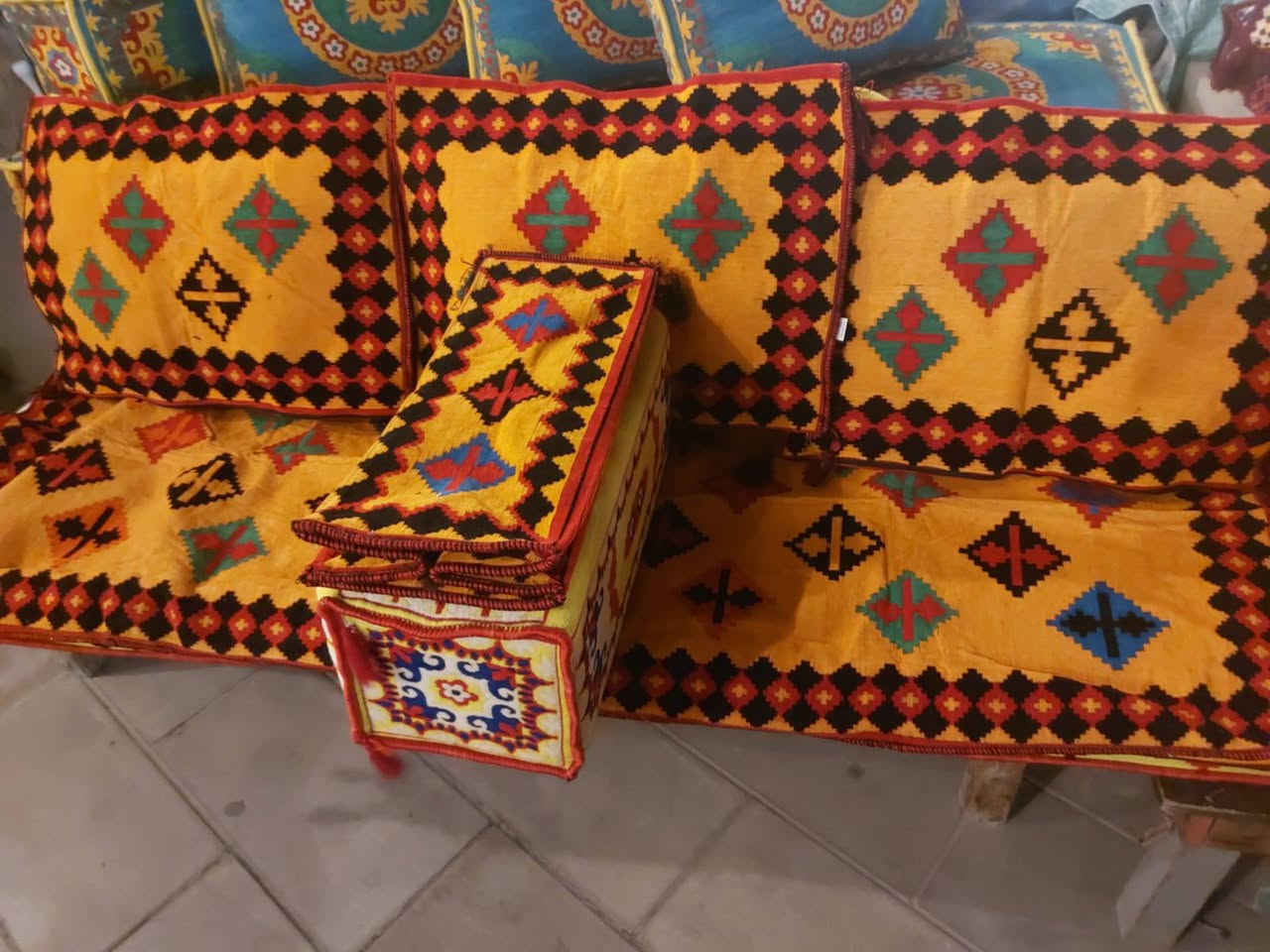 طقم عربي تركي  مقاس 200*70*50.  + 3مخدات + ركوه ونص
موجود كميه.   جمله فقط.   السعر. حسب الكميه للطقم


**إذا كنت صاحب هذا الإعلان وتريد حذفه لأي سبب، رجاءا أرسل رسالة إلى الدعم الفني**