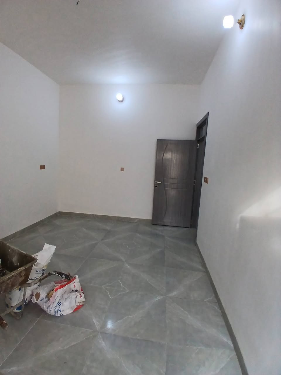 على بركه الله بيت للبيع دوانم المعمل مساحه ١٠٠متر طابقين يتكون ٢غرف نوم شغل كلش حلو قرب جامع المحمود للاستفسار اكثر اتصل على *********** او مراجعة مكتب زمزم
