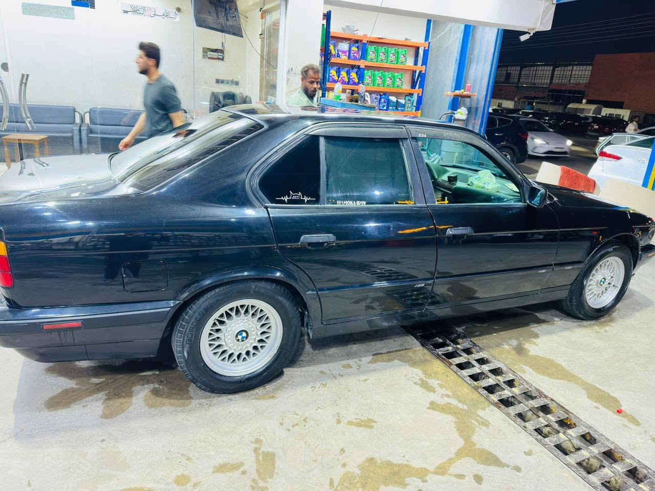السلام عليكم عندي سياره للبيع بيم 525 تخم تار مكفولة من گير ومكبنه وحداديه وبيه نقص بس منضومه التبريد اليساره خير من الله هذه رقمي *********** متواج واتساب
