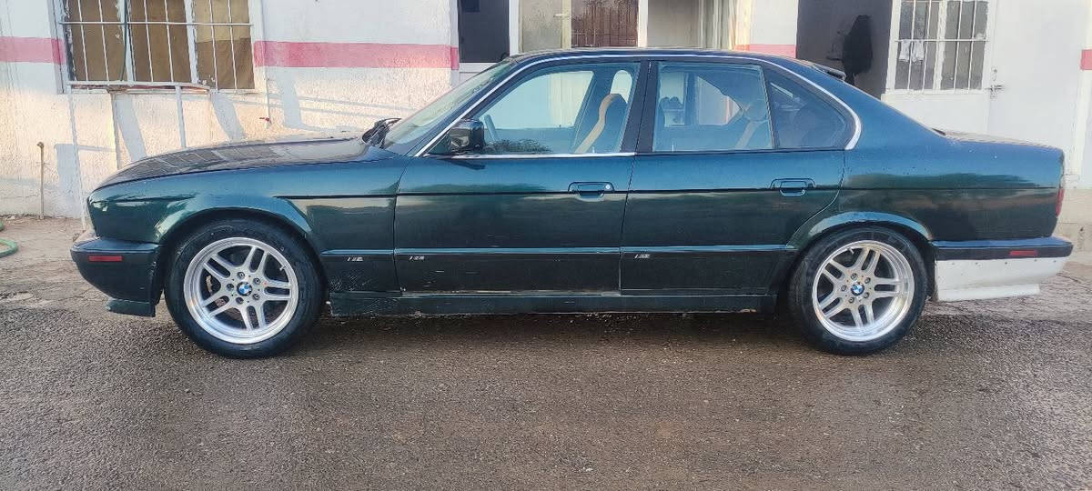 سلامو عليكم BMW بۆ فرۆشتن مودیل 91 ڕەقەم سلیمانیە بەناو خۆمە تحویل وەکالە تەبریت تەدفیە بەشەرت سلایتە سەقف مۆسە گێرو مەکینە بەشەت مەکینە 28 صقڕ گێڕ عادیە یەک جەمبی هەیە لای سەکن ویلەکانی 18ی M سایزە زور توندوو توڵە بێ کێشەیە پانکەی کردوومەتە کارەبای سەنەوی دوو مانگە بەسەر چوە شوێن  پردێ نرخی 45 مەجالی کەم ژ ***********   ***********
