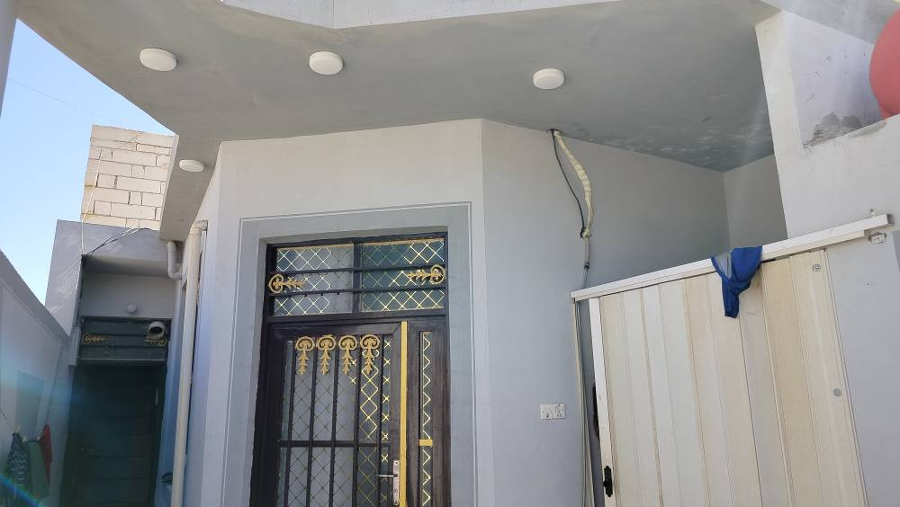 بيت 100 متر للبيع عقد زراعي مشمول بلقرار خدمات كامله اصولي بناء طابوق معمل وصب 
شارع المحلات دور مقابل مول المزرعه تواصل *********** النجف, العراق
