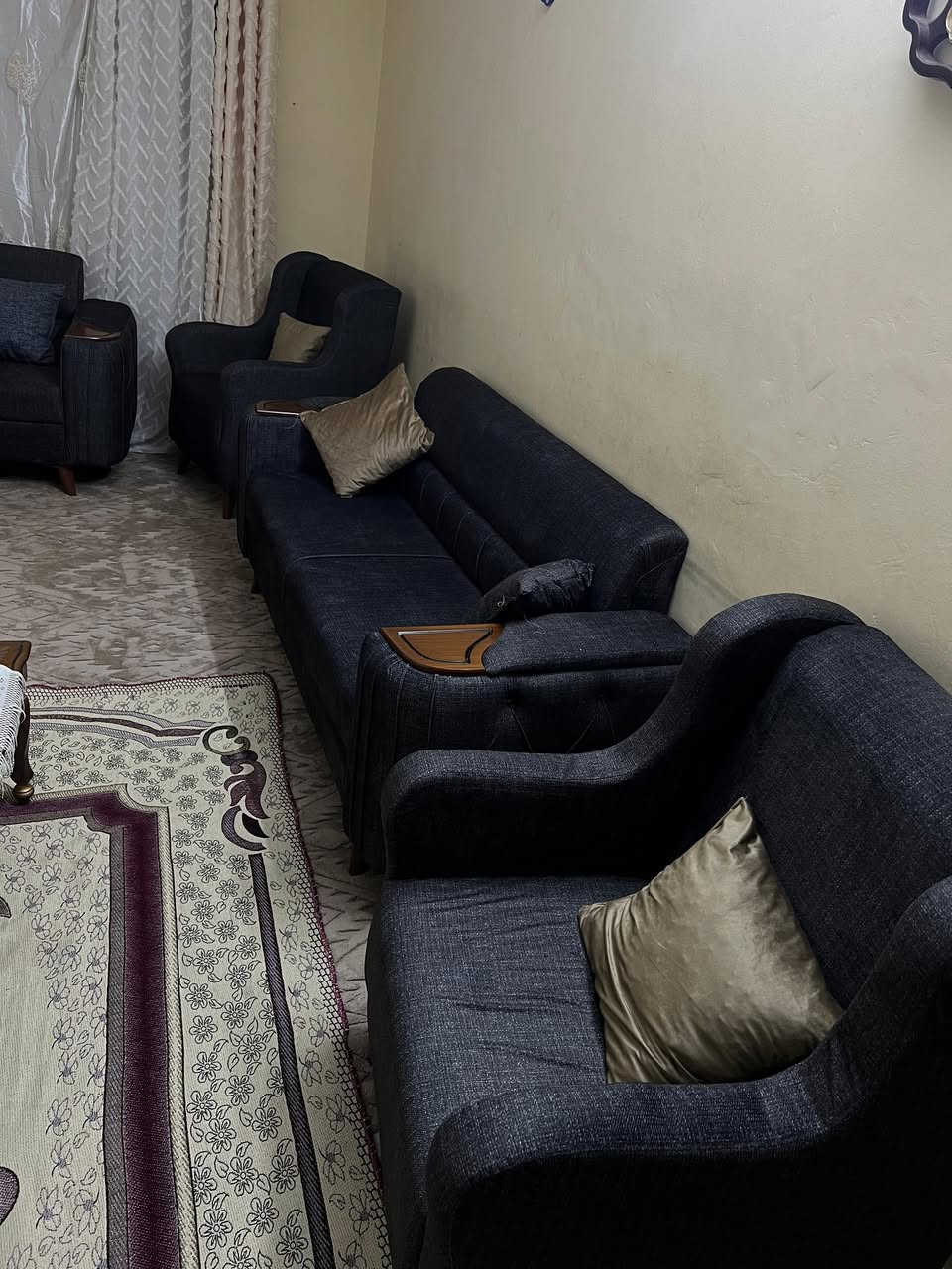 تخم للبيع ١٢ معقد

جديد ما مستعمل 

نوع الخشب بلوك اسود 

نوع القماش كتان 

لون فيلي مثل ما موضوح بالصورة 

السعر ٦٠٠ الف 

***********
