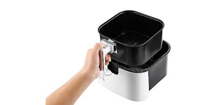 هذه قلاية هوائية ذكية من نوع KONKA، موديل KGKZ-2501. 
السعة: 2.5 لتر، مناسبة لإعداد الوجبات الخفيفة أو الأطباق الرئيسية. 
١٢٠٠ الى ١٤٠٠ واط 
وزن القطعة ٦ كيلوات وأكثر قطعة ثقيلة 
التحكم: شاشة ذكية تعمل باللمس للتحكم الدقيق في الوقت ودرجة الحرارة. 
التقنية: تعمل بتقنية تدفق الهواء الساخن بزاوية 360 درجة للحصول على قرمشة ذهبية باستخدام زيت قليل جداً أو بدون زيت. 
المميزات: سلة غير لاصقة قابلة للفصل وسهلة التنظيف، مع مقبض آمن مضاد للحروق. 

السعر ١٢٥ الف 
متوفر توصيل كافة المحافظات


**إذا كنت صاحب هذا الإعلان وتريد حذفه لأي سبب، رجاءا أرسل رسالة إلى الدعم الفني**