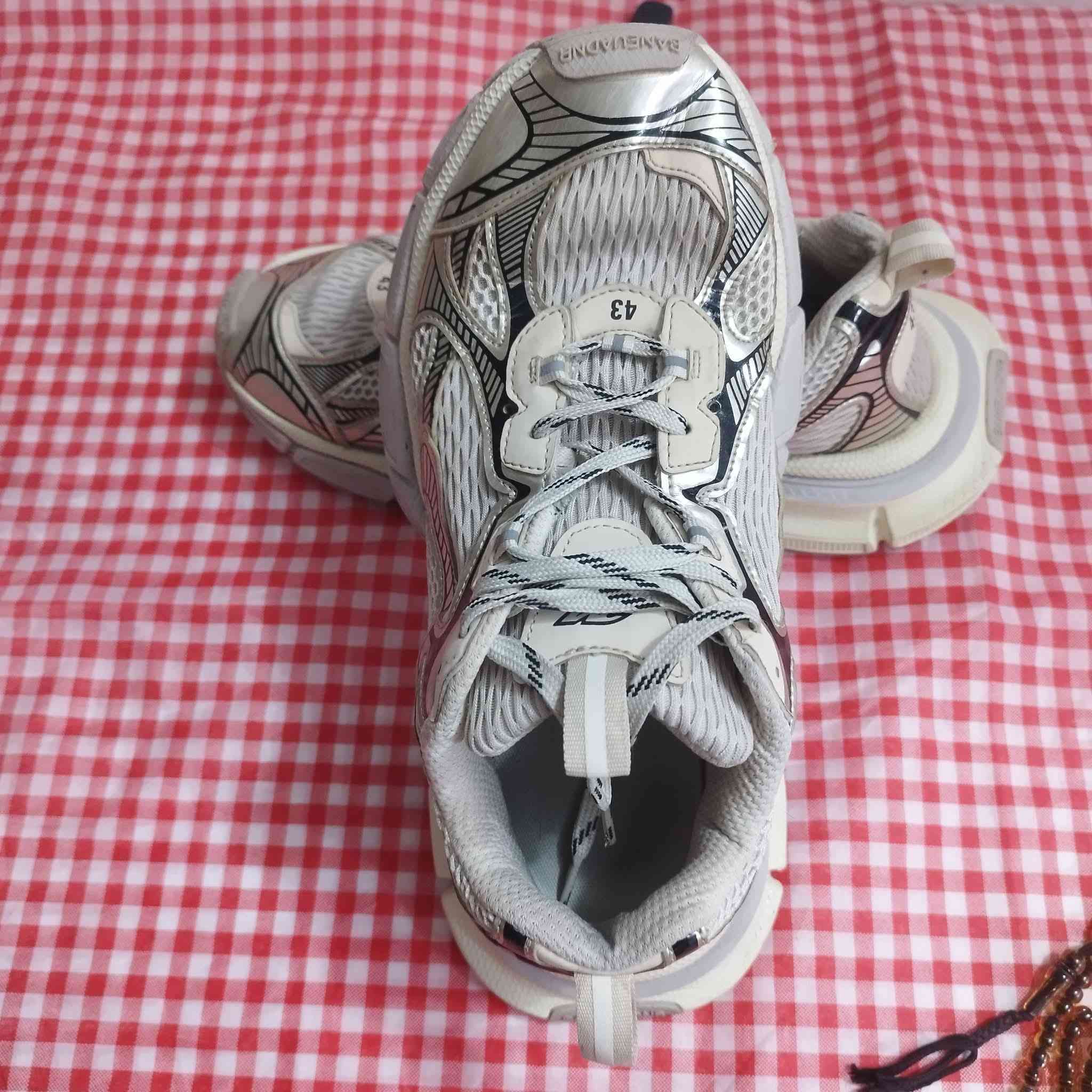 السلام عليكم اخوان
بلنسياگه قياس 43 نظافه فول
سعره 20 الف قفل
***********
