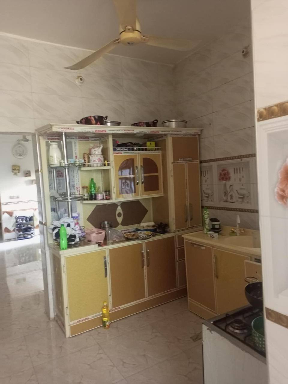 سلام عليكم مشتمل طابقين جدا مناسب للبيع الموقع حصن جعفر المساحة ١٠٠متر قريب جدا ع شارع ٣٠سده الوسطاني وضع البناء كلش نضيف يحتوي الدار ع غرفه وصاله ومطبخ واستقبال ومجمع صحيات والطابق الثاني غرفه وصاله ومجمع صحيات  للأستفسار ***********
