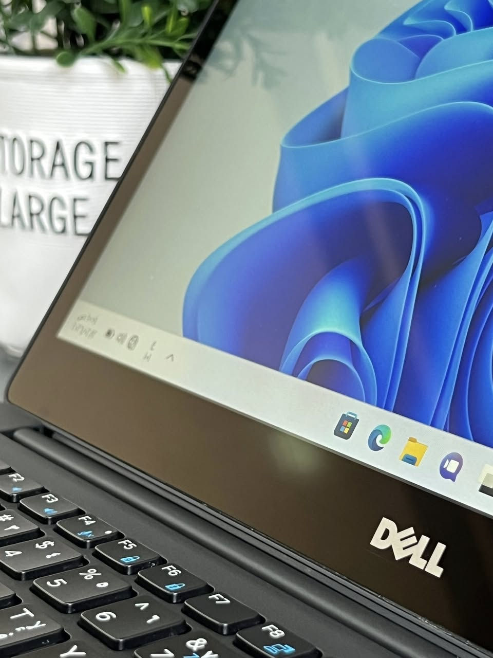 السلام عليكم لابتوب DELL معالج i7  شاشة لمس للبيع .
اللابتوب جدا نضيف وادائة قوي ومواصفاته جدا عالية يفيد الي عنده دراسة او العاب او تصميم او غيرها من الاستعمالات.
المواصفات :
المعالج intel cori 7
الجيل : السابع 
كرت الشاشة : intel UHD GRAPHICS 
الرام : 8GB DDR4 
الذاكرة ( الهارد ) : SSD 256GB  M.2
الشاشة : لمس حجم 14.3 حوافها جدا ناعمه دقتها  تشغل 4K ضد التوهج ips 
فدشي كلش راقي.
كيبورد ضوئي ليزري
المميزات:
شاشة لمس
اللابتوب جدا سلم ووزنه خفيف 
كيبورد ضوئي ليزري
الشاشة حجم 14.3 بحواف ناعمه جدا.
اللابتوب جيل حديث ومعالج i7 احسن فئة بالمعالجات .
منصب عليه وندوز 11 برو مفعل مدى الحياة.
منصب عليه اوفس مفعل مدى الحياة .
كيبورد عربي انكليزي ليزري .
كامرة امامية جدا واضحه.
سماعات ستيريو .
بطارية اللابتوب ليثيوم تطول وياك بالاستعمال المكثف اقل شي 4 ساعات
المنافذ :
منفذ الشحن
منفذ التايب سي للبيانات
منفذ HDMI
منافذ USB ومنفذ Aux

الملحقات :
ملحقاتها كله كاملة وجديدة غير مستخدمة لان ماصارلي فترة بسيطة جدا من اخذته.
شاحنة اللابتوب اصلية مختومه من شركة DELL  .
جنطة اللابتوب ماركة اصلية وبعدهي جديدة مامستعمله ابدا .

اللابتوب كلش نضيف ومواصفاته قوية ومحترمه وتصميمه سلم ومرتب .
ومابي أي نقص كيبورد سماعات انترنت شاشة كامرة كله شغال وممتاز ومابي اي نقص من اي ناحية.

السعر : 295 الف وبي مجال قليل .
مكاني النجف 
واليريده توصيل هم موجود ان شاء الله

(لابتوب DELL جيل حديث العاشر حسابة لابتوبات للبيع النجف بغداد الموصل البصرة)


**إذا كنت صاحب هذا الإعلان وتريد حذفه لأي سبب، رجاءا أرسل رسالة إلى الدعم الفني**