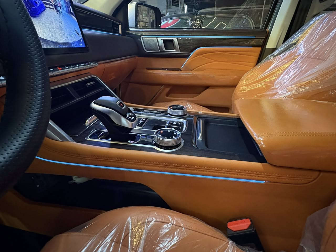 السلام عليكم بيك اب من فوتون موديل 2025 زيرووو صيانة وتبديل دهن وفلتر مجاني لمدة 18 شهر وضمان لمدة ثلاث سنوات محرك وگير ياباني من شركة مسيوبيشي 2,000 تيربو حساسات امامية وخلفية ونقاط عمياء وكامرة 360 وامر صوتية وشاشة داعمة الى الابل كار واندرويد وبيها اربع وضعيات قيادة وجميع المقاعد جلد وتبريد قطعتين وبيها بعد هوايه مواصفات ورقم بغداد بأسمي والسعر 39 مليون وبي مجال بسيط ، الاتصال ***********
