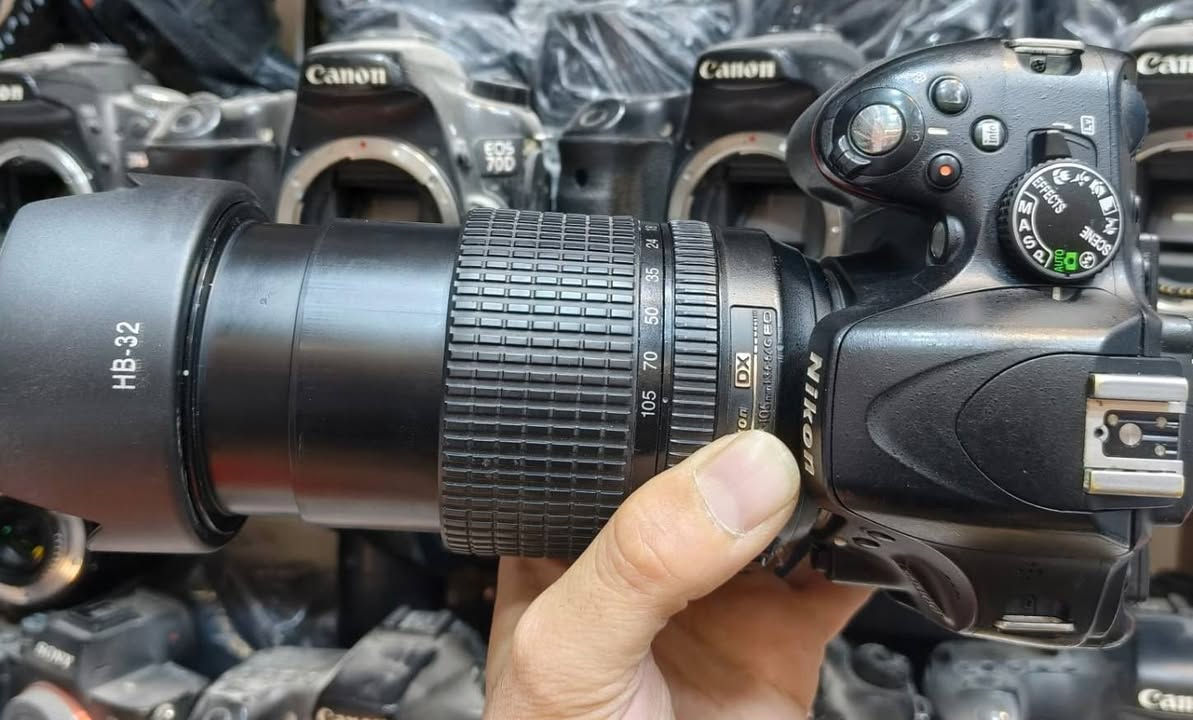 كاميرا نيكون D5100 نظافة فول
الملحقات
عدسة 18-105 تصوير قريب وبعيد
رام 32
حقيبة
حزام نيكون
بطارية اصلية 
شاحنة اصلية
السعر ٣٠٠الف مكاني نجف  ويوجد توصيل 
للتواصل واتساب ***********
