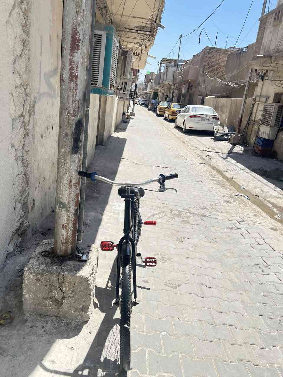 السلام عليكم بايسكل بطه للبيع بايسكل حلو عوزه بس ولف وبوري مال سرج مالته قصير تايرات نضيفات بدلتله جوب وتاير وبريك خلفي رايده ب 35  وبي مجال مكاني بغداد حي العربي 
***********
